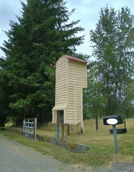 A Curious Roadside Structure Explained: How Simple Ingenuity Solves a Common Visibility Problem