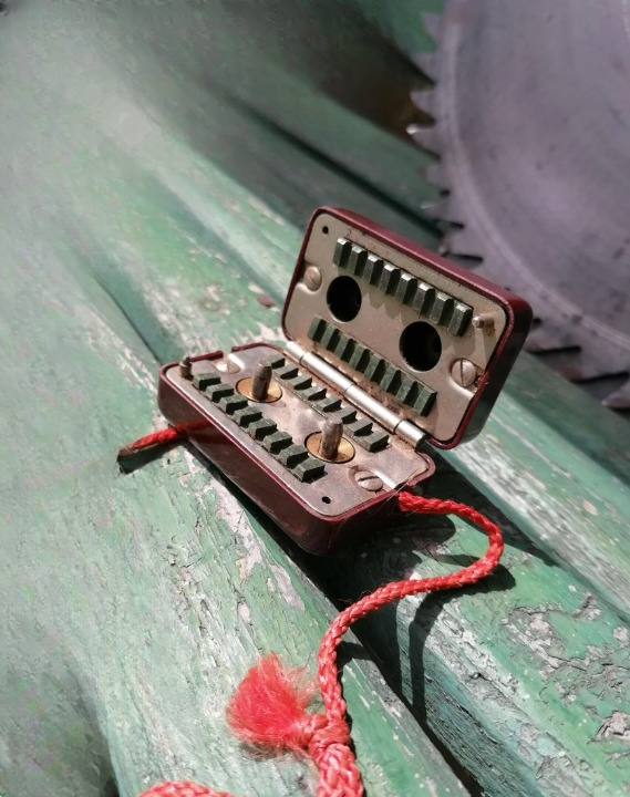 Mystery in a Small Case: The Story Behind an Ingenious Early Razor Blade Sharpener