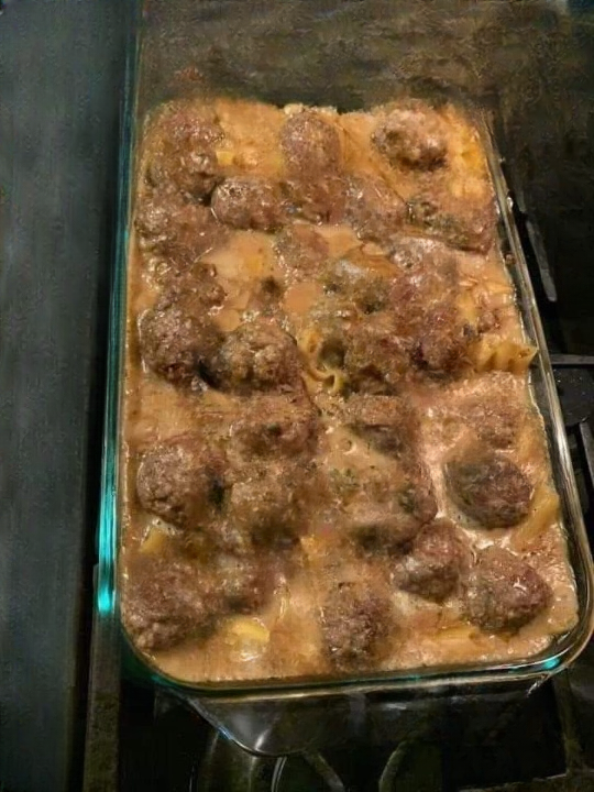 Creamy Swedish-Style Meatball Noodle Casserole: A Comforting and Easy Family Recipe
