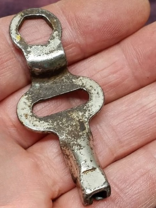 A Mysterious Old Metal Object Found in a Grandparents’ House — What Could It Be?