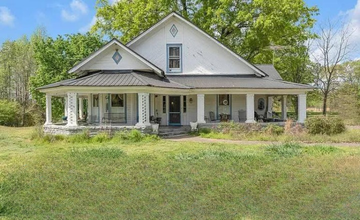 A Timeless Country Retreat Waiting to Be Reimagined: Early 1900s Farmhouse on 9 Acres