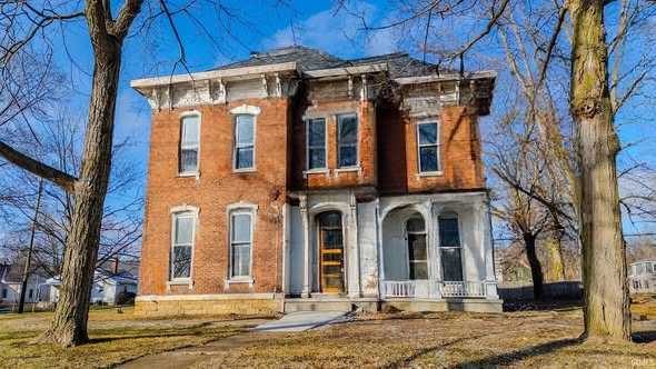 A Historic Victorian Residence in Wabash, Indiana: A Unique Restoration Opportunity with Timeless Appeal