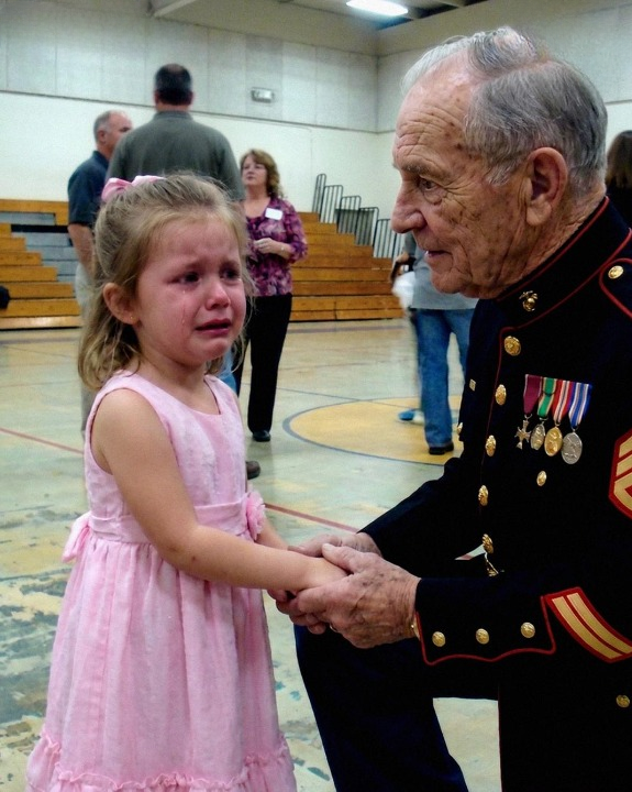 She Walked Into the Father-Daughter Dance Alone — What Happened Next Became a Moment No One Forgot