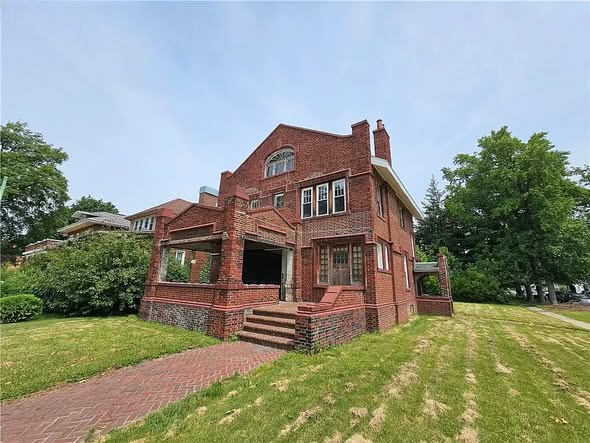 Grand Historic Brick Home in Centralia, Illinois — Timeless Architecture, Spacious Living, and Modern Comfort Combined