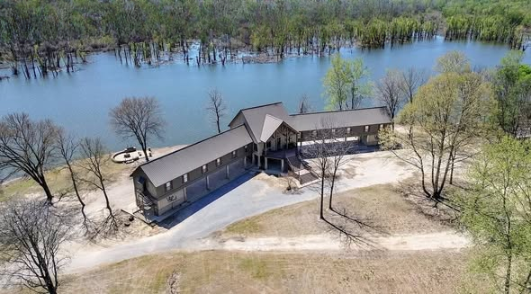 Southern Riverfront Retreat in Mayersville, Mississippi — A Private Escape Where Nature, Water, and Wide Open Space Define the Experience
