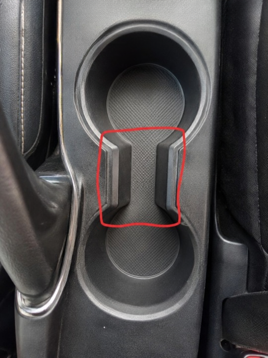The Hidden Purpose of the Gap Between Car Cup Holders: A Small Design Detail Most Drivers Never Notice