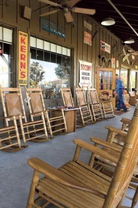 Why So Many People Love Cracker Barrel — The Hidden Details Most Customers Never Notice About America’s Nostalgic Roadside Restaurant