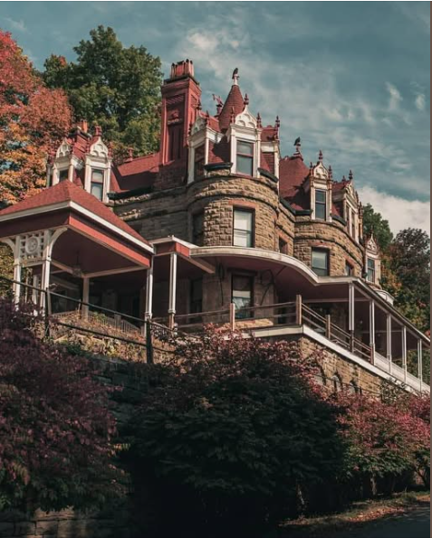 Extraordinary 18,000-Square-Foot Estate Featuring 9 Bedrooms and 6 Bathrooms — A Rare Property Designed for Luxury, Space, and Endless Possibilities