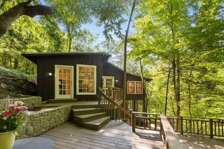 Peaceful Two-Bedroom Cabin Retreat on Wooded Acreage with Lake Access in Fairview, Tennessee