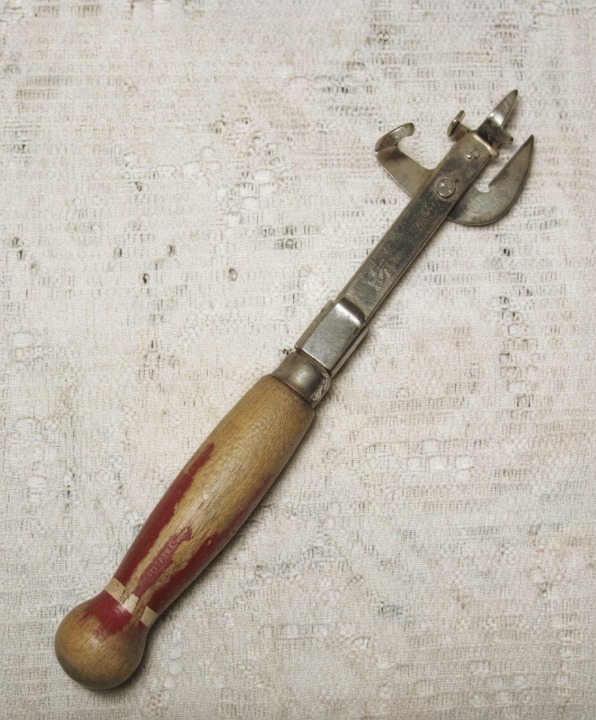 The Strange Vintage Kitchen Tool That Left the Internet Completely Confused — Until People Realized It Was a Classic Can Opener