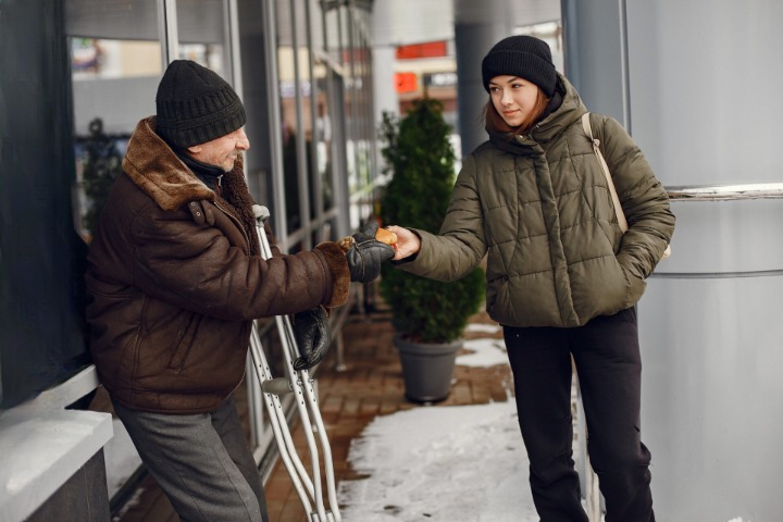A Single Father Helped a Stranger Without Expecting Anything — The Next Morning, Luxury Cars Filled His Street