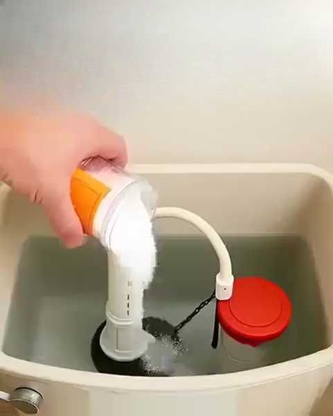 Why Some Homeowners Add Baking Soda to Their Toilet Tank Once a Month — A Simple Household Habit That May Help Freshen Bathrooms Naturally