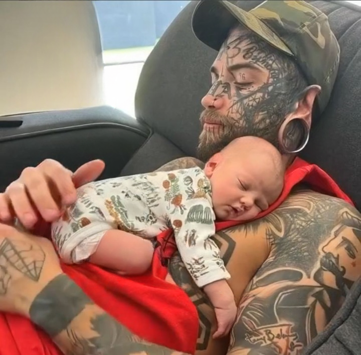 Dad Covered in Tattoos Faces Harsh Public Judgment — But His Family’s Story Tells a Very Different Truth